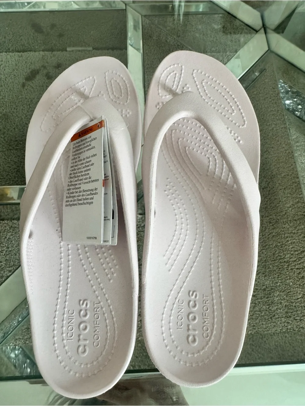 New with tag CROCS Women’s Light Pink Classic Flip Flops - Picture 1 of 4